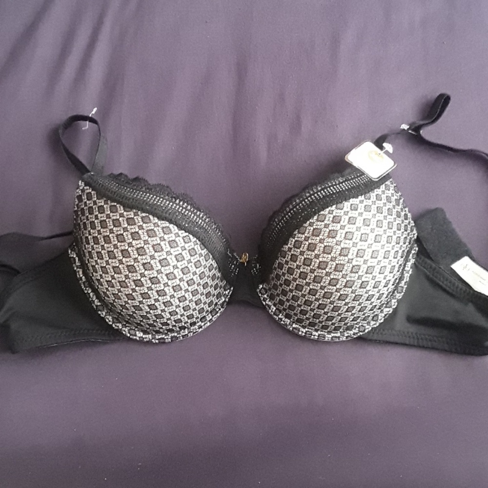 Bras - Picture 2 of 8